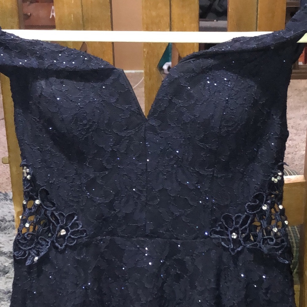 Beautiful 🤩 Juniors lace off the shoulder midi dress 👗 - Picture 3 of 14